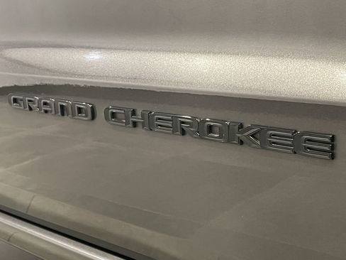 Used 2019 Jeep Grand Cherokee Altitude image 25