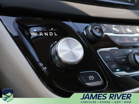 Used 2024 Chrysler Pacifica Touring-L FWD image 36