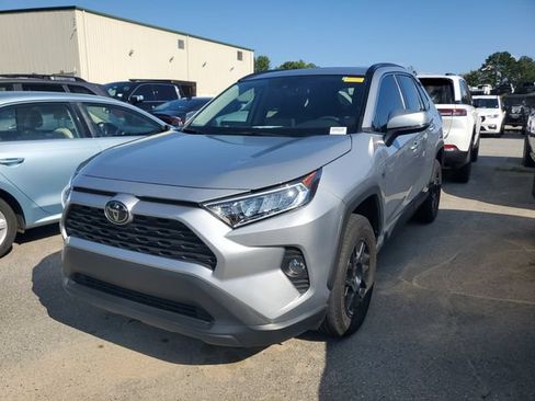 Used 2021 Toyota RAV4 XLE w/ Convenience Package FWD image 3