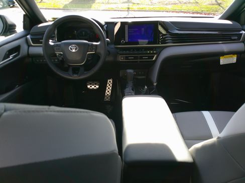 Used 2025 Toyota Camry SE image 34