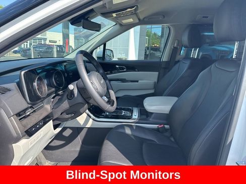Used 2024 Kia Carnival EX FWD image 11