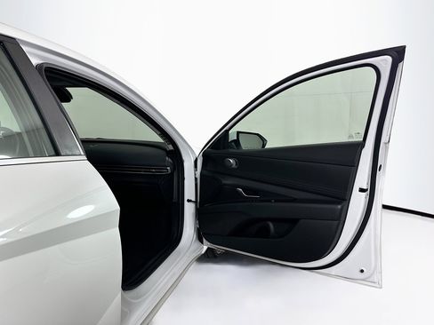 Used 2025 Hyundai Elantra SEL FWD image 33