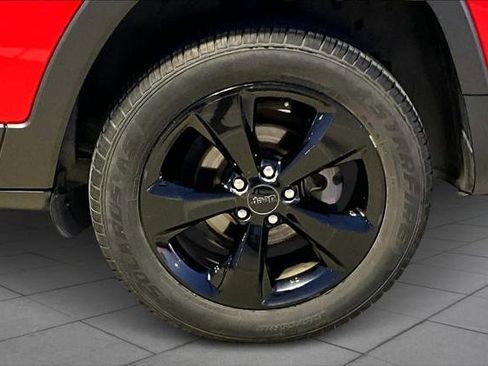 Used 2018 Jeep Cherokee Latitude w/ Altitude Package FWD image 11