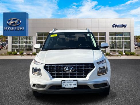 Used 2023 Hyundai Venue SEL image 2