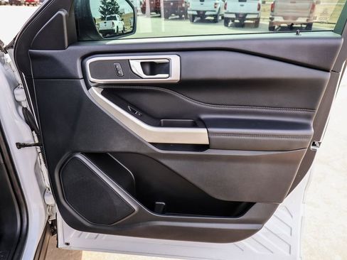 Used 2022 Ford Explorer XLT image 18