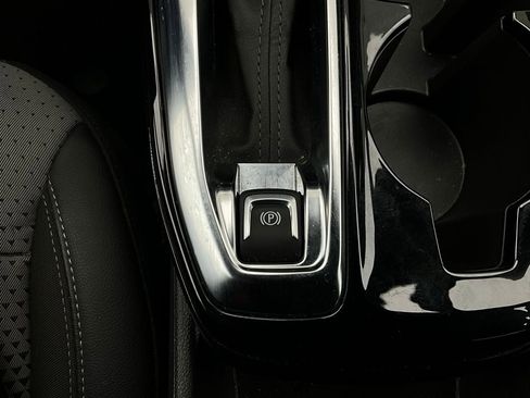 Used 2025 Chevrolet Trax LT FWD image 21