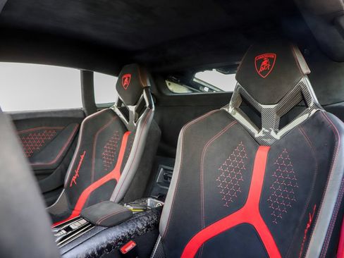 Used 2018 Lamborghini Huracan Performante AWD/4WD image 4