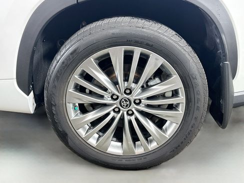 Used 2024 Toyota Highlander Platinum AWD/4WD image 32