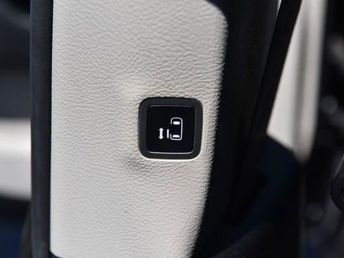 Used 2021 Chrysler Pacifica Touring-L FWD image 25