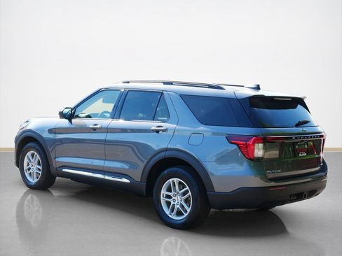 Used 2025 Ford Explorer Active AWD/4WD image 5