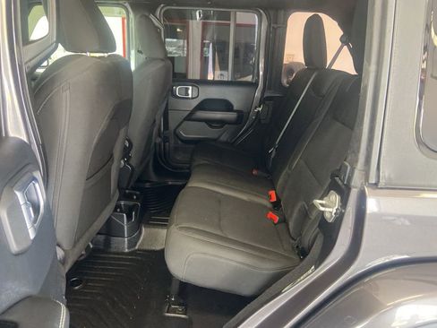 Used 2018 Jeep Wrangler Unlimited Sahara AWD/4WD image 10