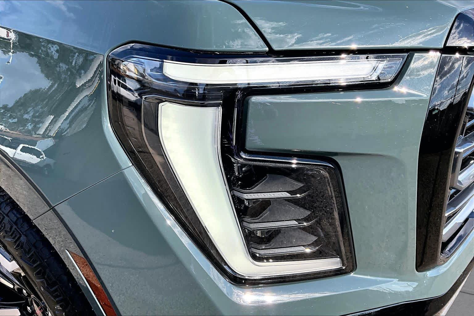 Used 2025 GMC Yukon XL AT4 AWD/4WD image 29
