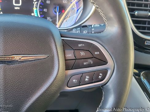 Used 2023 Chrysler Pacifica Touring-L FWD image 16