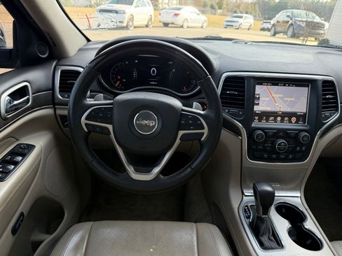 Used 2017 Jeep Grand Cherokee Overland image 32