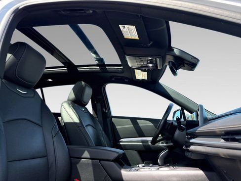 Certified 2024 Cadillac XT4 Premium Luxury image 16