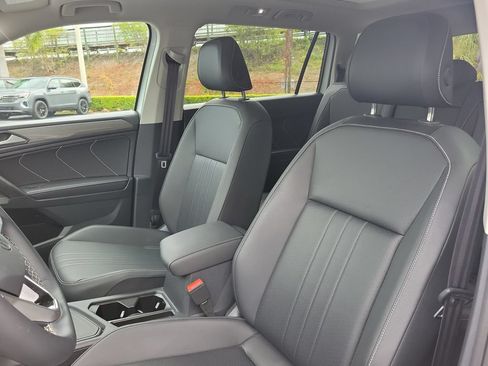 Used 2024 Volkswagen Tiguan SE FWD image 21
