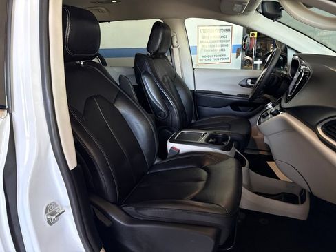 Used 2024 Chrysler Pacifica Touring-L FWD image 20