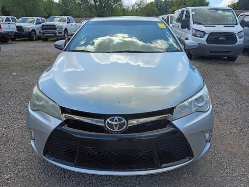 Used 2016 Toyota Camry SE image 2