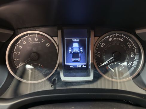 Used 2016 Toyota Tacoma Limited w/ Towing Package image 17