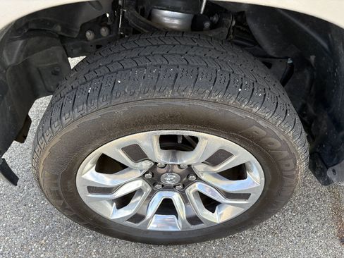 Used 2022 RAM 1500 Limited w/ Cold Weather Group AWD/4WD image 9