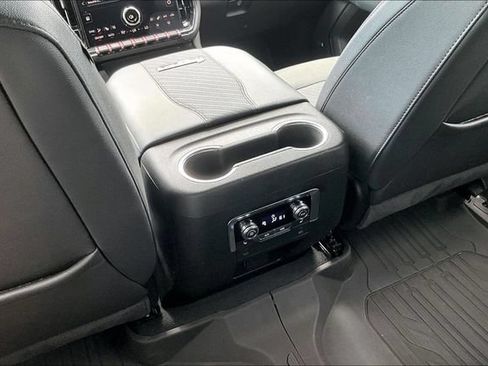 Used 2025 GMC Yukon XL AT4 AWD/4WD image 10
