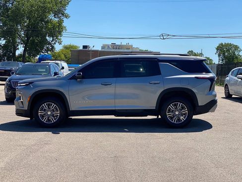 Used 2025 Chevrolet Traverse LT w/ Driver Confidence Package AWD/4WD image 3
