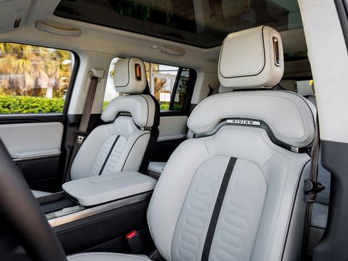 Used 2025 Rivian R1S Adventure image 27