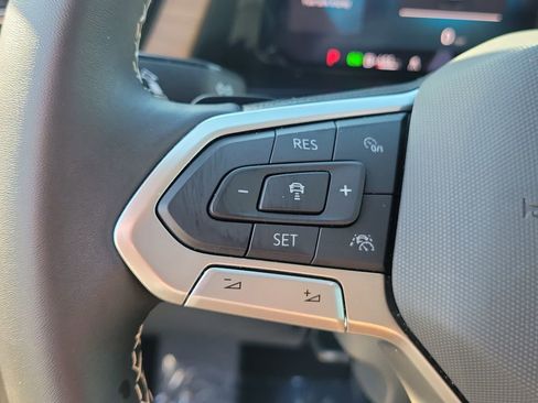 Used 2024 Volkswagen Atlas SE w/ Panoramic Sunroof Package FWD image 25
