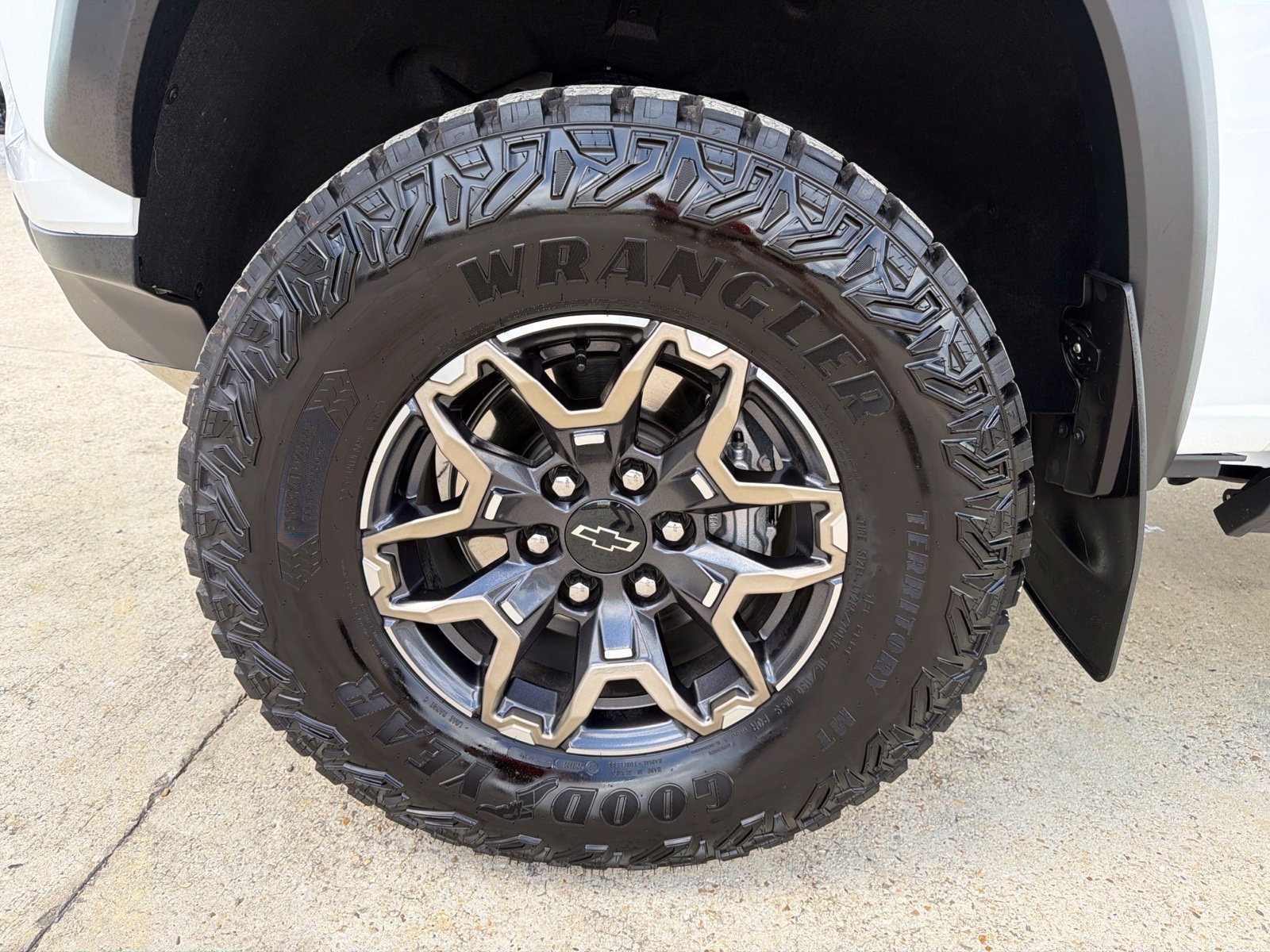 Used 2026 Chevrolet Colorado ZR2 w/ Technology Package AWD/4WD image 7