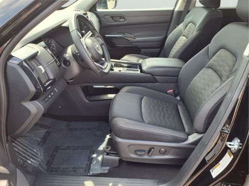 Used 2025 Nissan Pathfinder SV FWD image 21