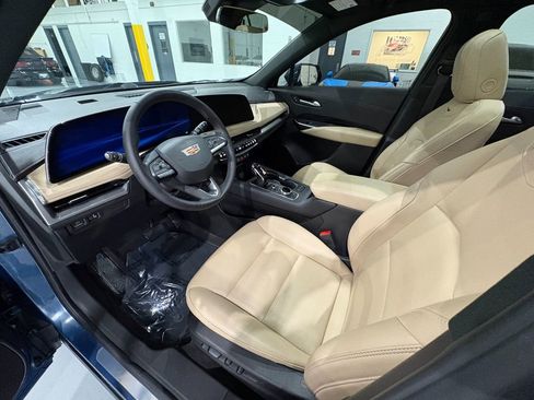 Used 2024 Cadillac XT4 Luxury w/ Cold Weather Package AWD/4WD image 10