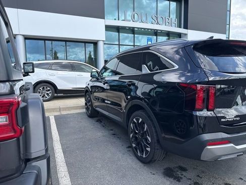 Certified 2025 Kia Sorento EX w/ Panoramic Sunroof Package image 3