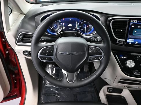 Used 2024 Chrysler Pacifica Touring-L FWD image 25