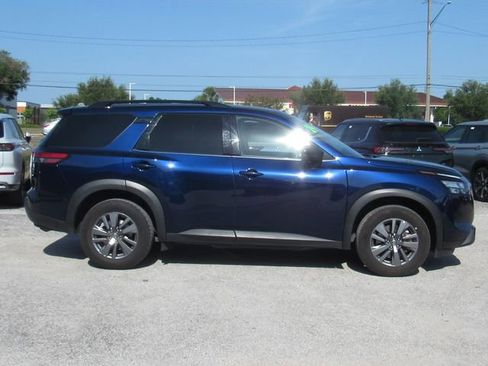 Used 2024 Nissan Pathfinder SV FWD image 2