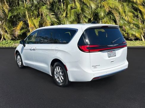Used 2025 Chrysler Pacifica Select FWD image 8
