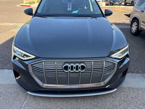 Used 2019 Audi e-tron Prestige w/ Prestige Package AWD/4WD image 3