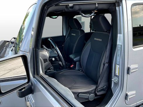 Used 2018 Jeep Wrangler Unlimited Sahara w/ Connectivity Group AWD/4WD image 23