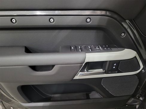 New 2024 Land Rover Defender 110 SE image 14