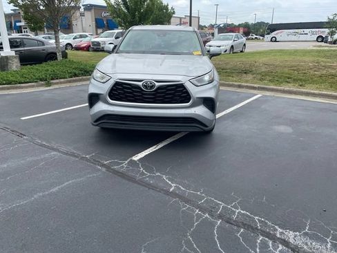 Used 2022 Toyota Highlander L FWD image 2