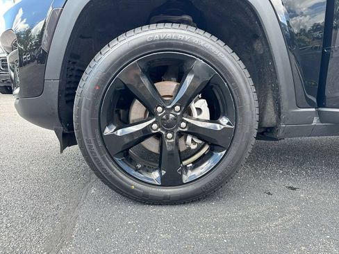 Used 2024 Jeep Grand Cherokee Altitude AWD/4WD image 27