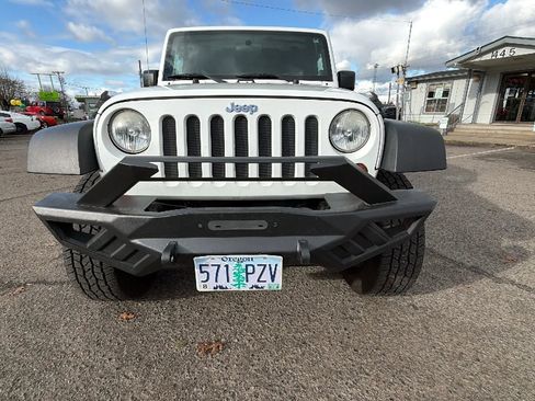 Used 2012 Jeep Wrangler Unlimited Rubicon w/ Connectivity Group image 9