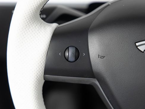 Used 2022 Tesla Model Y Long Range image 31