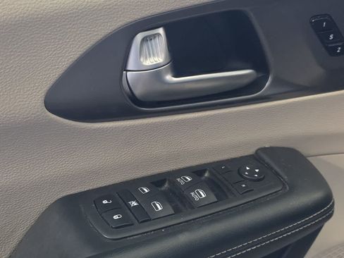 Used 2023 Chrysler Pacifica Touring-L FWD image 15