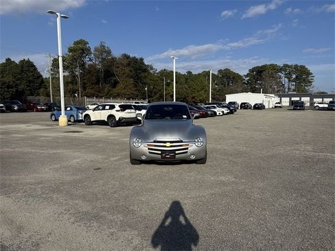 Used 2005 Chevrolet SSR w/ Preferred Equipment Group image 2