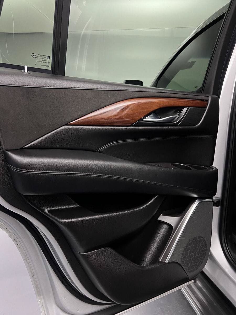 Used 2016 Cadillac Escalade Luxury AWD/4WD image 22