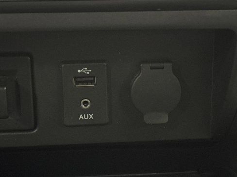 Used 2018 Nissan Titan SV w/ SV Convenience Package image 23