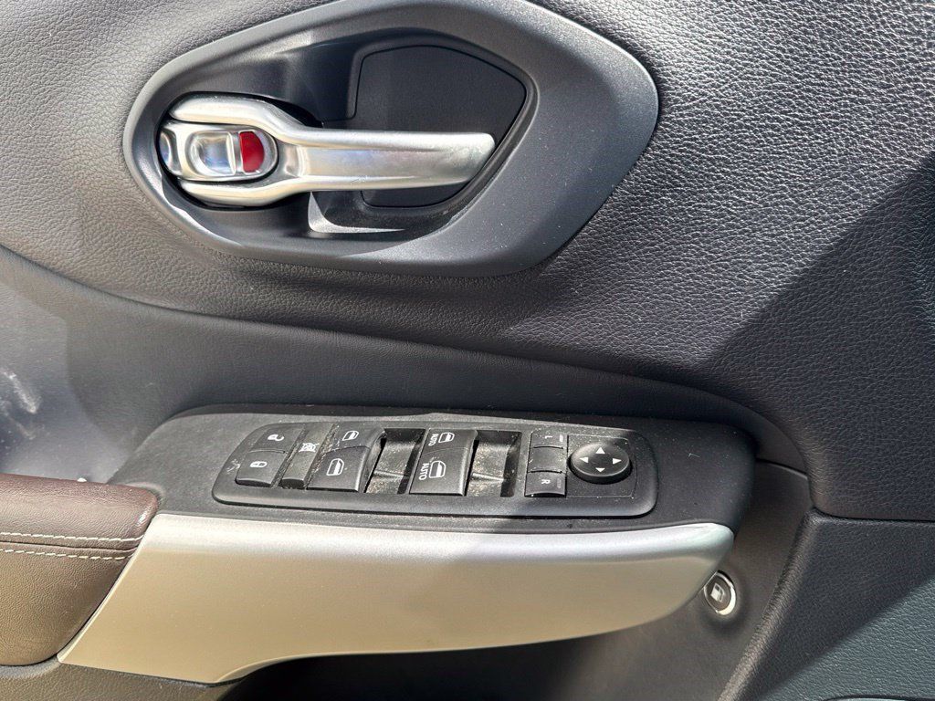 Used 2017 Jeep Cherokee Limited FWD image 12