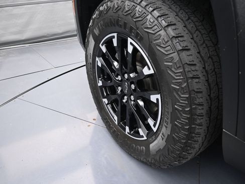 Used 2024 Chevrolet Traverse Z71 AWD/4WD image 37