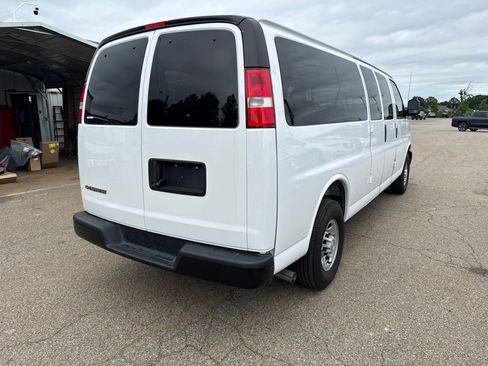 Used 2025 Chevrolet Express 3500 LS RWD image 4