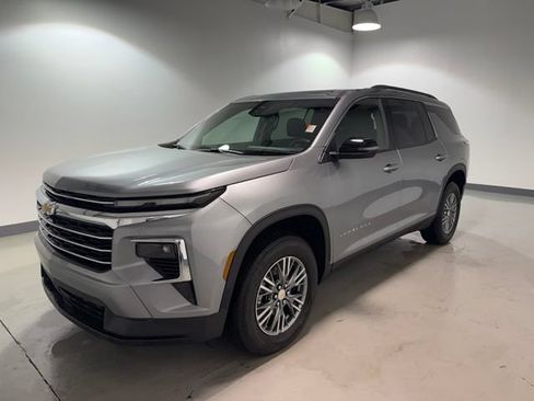 Used 2026 Chevrolet Traverse LT FWD image 3